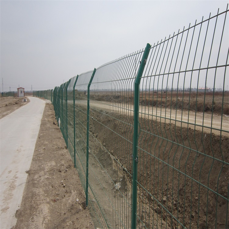 圈地钢板网护栏