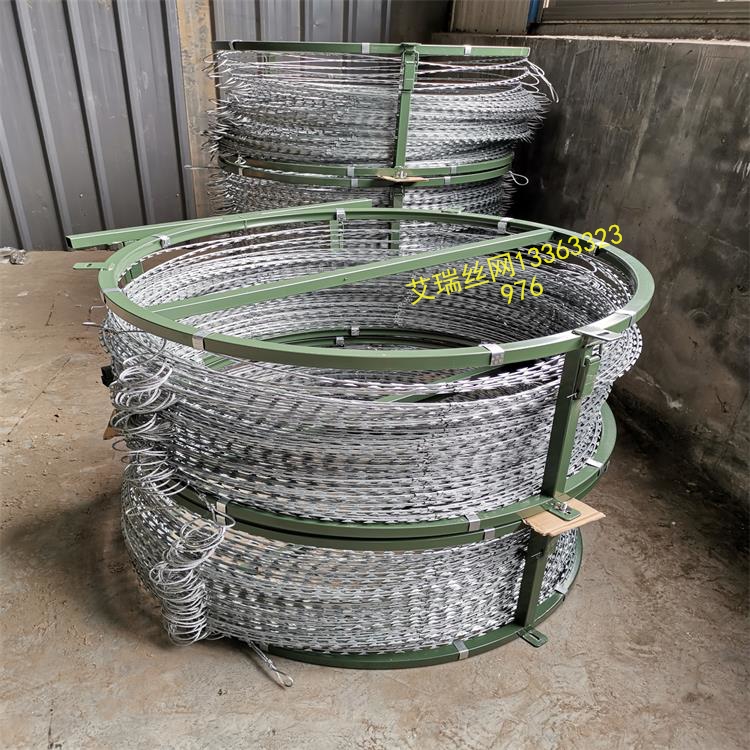 高铁支架刺丝滚笼图片4