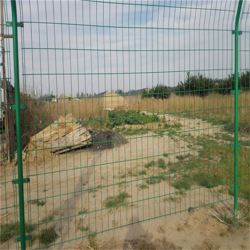 河流沿河堤隔离网图片3